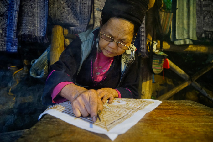 Người Mông ở Sa Pa vẽ sáp ong trên vải. Ảnh: Ngọc Bằng