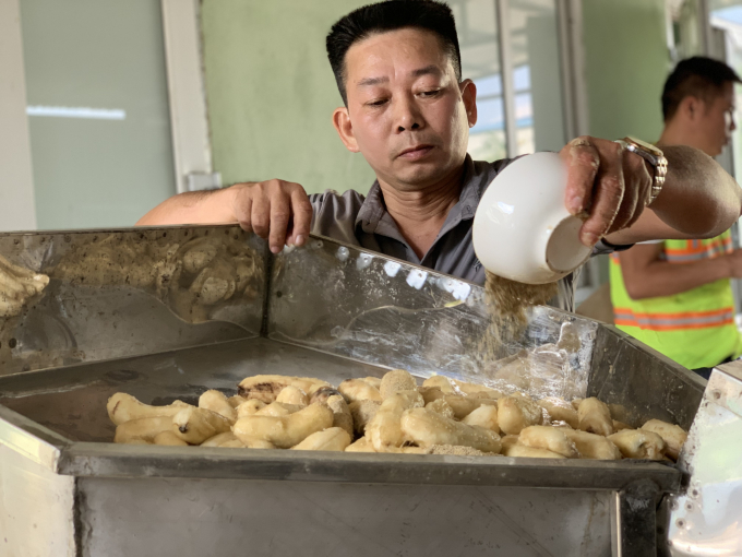 Chuối đã bóc vỏ được đưa tới công đoạn thái lát. Công đoạn này rất quan trọng vì men phải được rải đều trước khi đem đi ủ trong 30 ngày. Chuối được thái lát phải tươi, không dập hay thối hỏng. Vì nếu để qua ngày, sẽ không giữ được hương vị của chuối trồng ở Phong Thổ (Lai Châu).