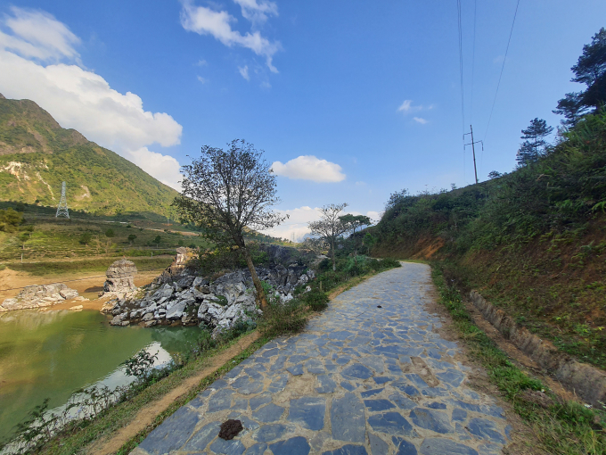 Xung quanh 'tuyệt tình cốc', chính quyền địa phương đã xây dựng con đường đá bao quanh. Vì vậy, nơi này trở thành điểm check-in độc đáo cho các phượt thủ trên đường chinh phục Than Uyên (Lai Châu). 