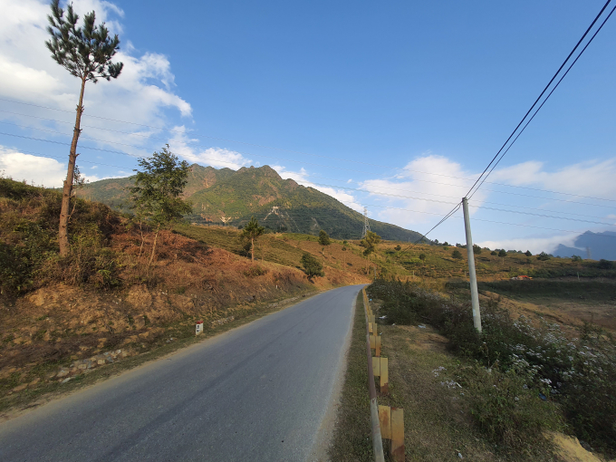 Men theo quốc lộ 32, xã Phúc Than, huyện Than Uyên cách trung tâm tỉnh Lai Châu về phía đông nam gần 90km. Nơi đây là thung lũng được bao quanh bởi những dãy núi cao sừng sững trong đó có ngọn Púng Luông và Fansipan.