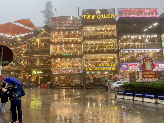 Một góc phố trung tâm Sa Pa, nơi này còn được gọi du khách gọi vui là 'Hong Kong' của Sa Pa. Nơi này tập trung nhiều nhà hàng, quán ăn.