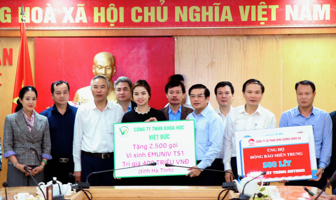 Công ty TNHH Khoa học Việt Đức trao tặng chế phẩm sinh học nuôi tôm cho người dân các tỉnh miền Trung. Ảnh: Phạm Hạnh.