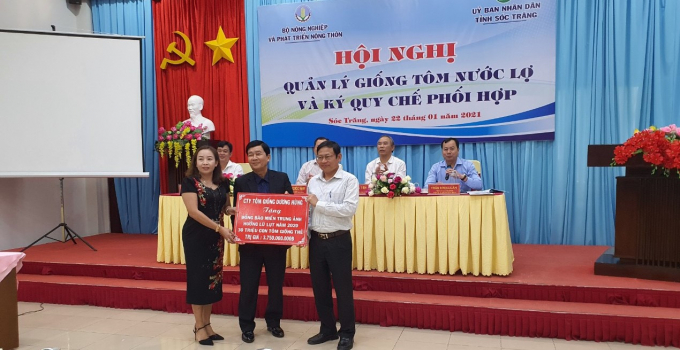 Công ty TNHH giống Thủy sản Dương Hùng trao tặng 30 triệu con tôm giống cho miền Trung bị ảnh hưởng bởi bão lũ. Ảnh: Phạm Hạnh.