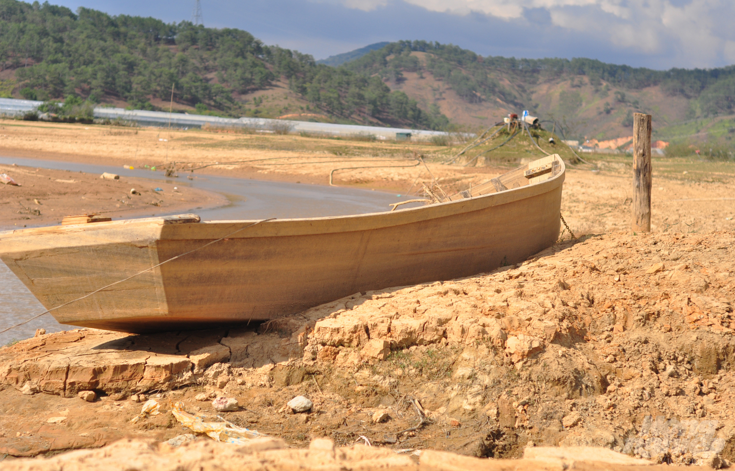 Hiện nay, do tình hình khô hạn nên nhiều hồ nước ở Lâm Đồng không tích đủ nước. Dự báo, trong mùa khô năm nay, có khoảng 25 nghìn ha cây trồng của tỉnh không đủ nước tưới, trên 4 nghìn hộ dân thiếu nước sinh hoạt.
