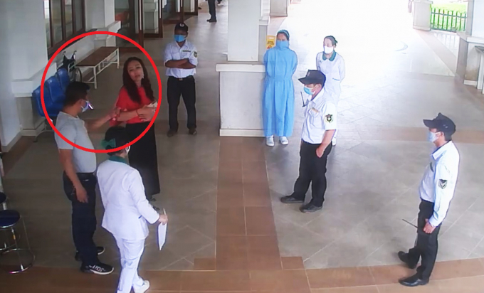 Ông Nguyễn Văn Hùng (vòng tròn đỏ) cự cãi khi nhân viên bệnh viện yêu cầu đo thân nhiệt. Ảnh: B.V.