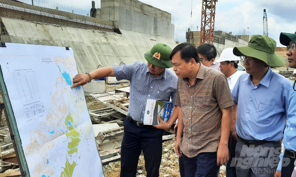 Thứ trưởng Bộ NN-PTNT Nguyễn Hoàng Hiệp cùng đoàn công tác kiểm tra tiến độ dự án hồ chứa nước Sông Lũy. Ảnh: Ngàn Phố.