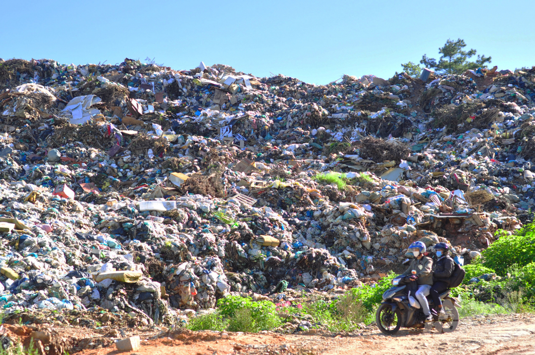 Sau nhiều ngày mưa, bãi rác Cam Ly (phường 5, TP Đà Lạt, Lâm Đồng) bị sạt lở. Một khối lượng lớn rác thải đã đổ ập xuống thung lũng phía dưới, vùi lấp cây cối và đe dọa những khu nhà kính, vườn cây của người dân.  