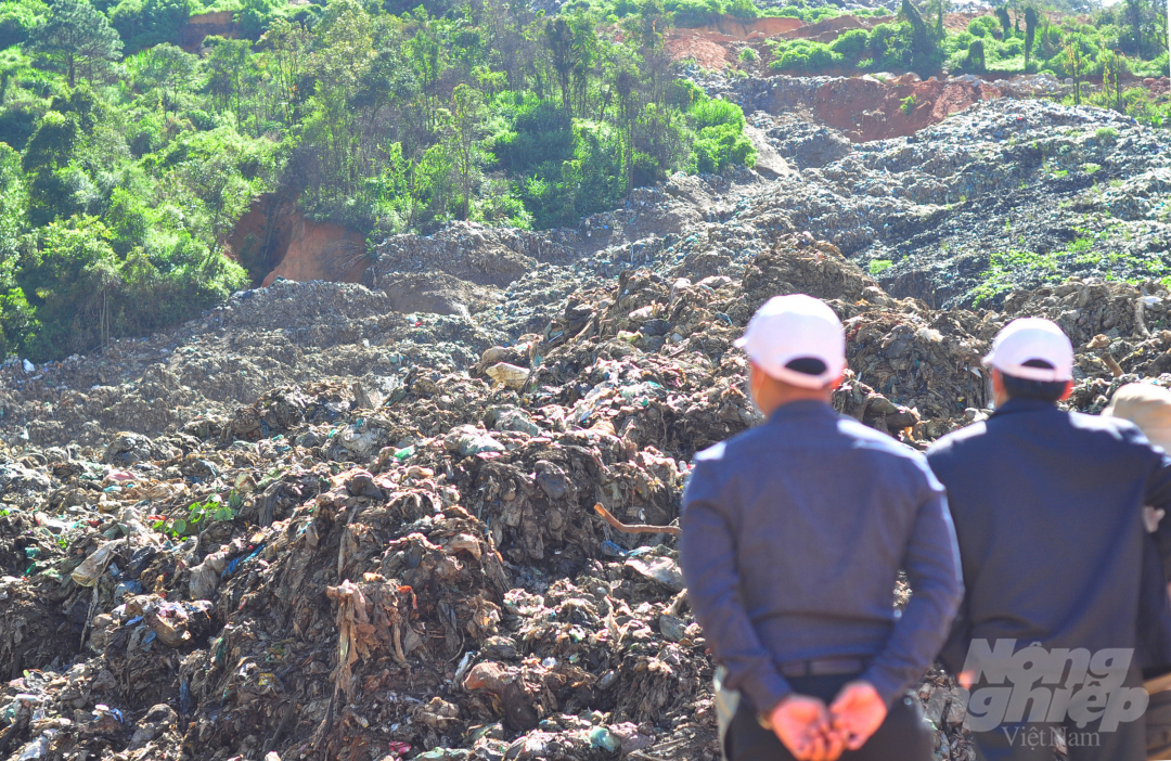 Vào tháng 8/2019, bãi rác này sạt lở và khoảng 10.000m3 chất thải đổ ập xuống vùng đất rộng lớn khoảng 1,5ha, gây thiệt hại cho 7 hộ dân sản xuất hoa màu tại đây.