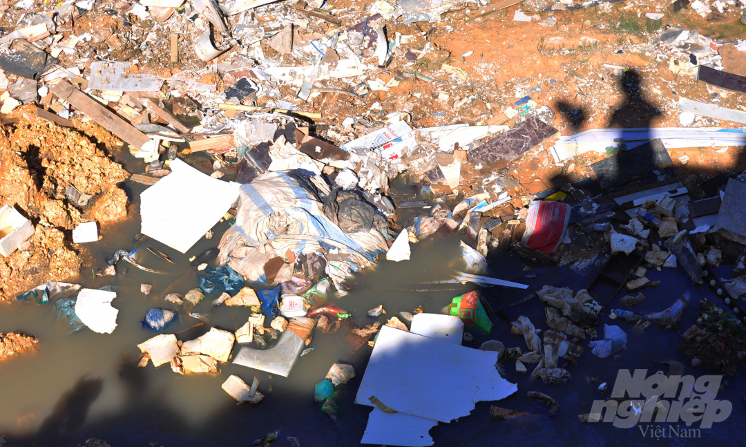 Chính quyền địa phương và các cơ quan chức năng đang lên phương án san ủi lượng rác vừa đổ xuống đồng thời nghiên cứu các giải pháp ngăn chặn sạt lở.