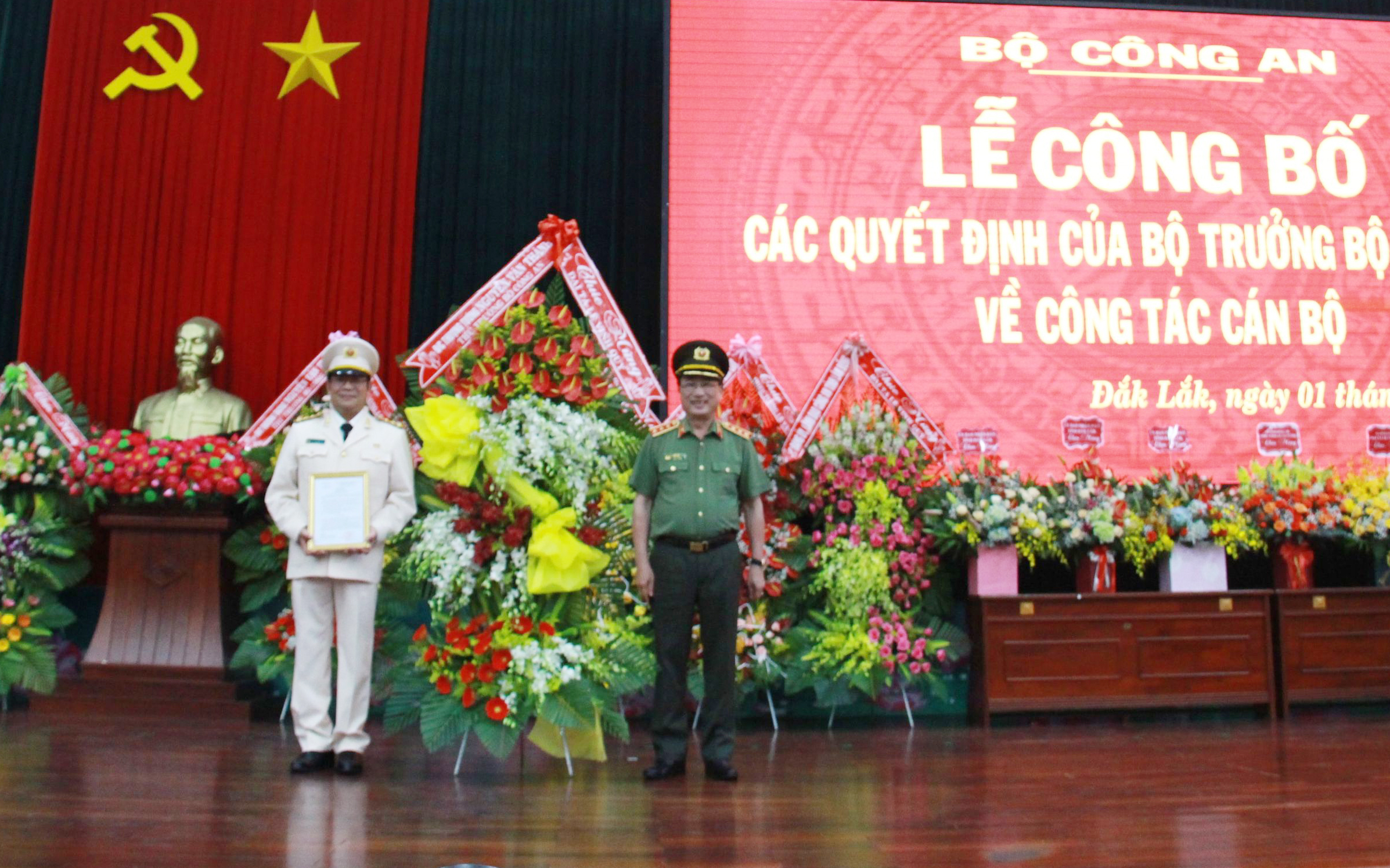 Đại tá Lê Vinh Quy nhận quyết định giữ chức giám đốc Công an tỉnh Đăk Lăk. Ảnh: Quang Yên.