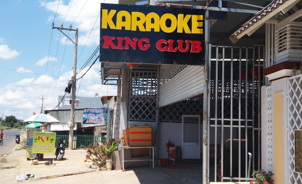 Quán karaoke King Club mở cửa cho khách vui chơi ca hát giữa mùa dịch. Ảnh: V.L.