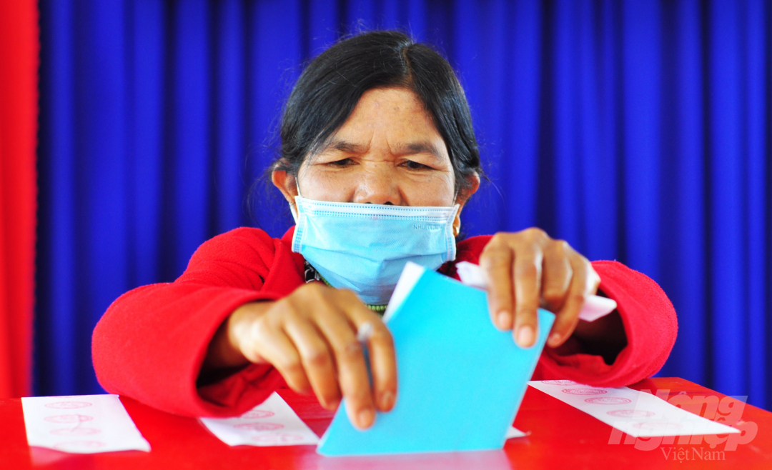 Một phụ nữ vùng núi Langbiang bỏ phiếu bầu để chọn người đủ tài, đức làm đại biểu Quốc hội khóa XV và đại biểu HĐND các cấp nhiệm kỳ 2021-2026.