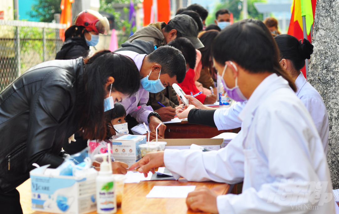 Tại thị trấn Lạc Dương (huyện Lạc Dương, Lâm Đồng), từ 6h sáng, hàng nghìn cử tri người đồng bào K'ho, Cil đến các điểm bỏ phiếu ở thị trấn để tham gia bầu cử.