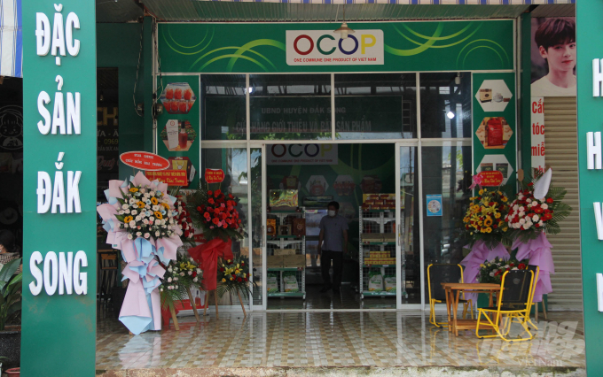 Cửa hàng OCOP để giới thiệu các sản nông sản trên địa bàn huyện Đăk Song. Ảnh: Quang Yên.
