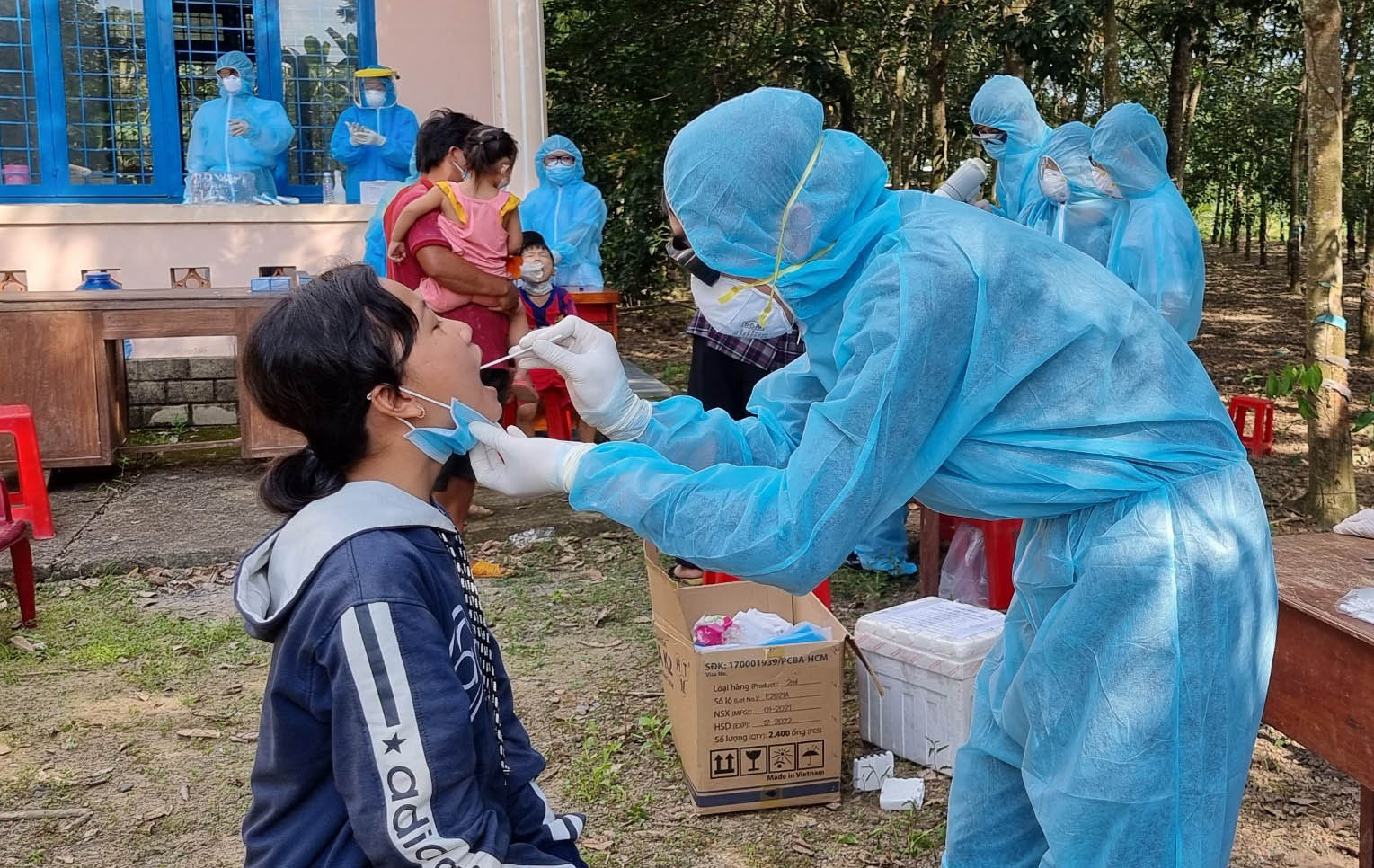 Lực lượng chức năng tổ chức lấy mẫu xét nghiệm SARS-CoV-2 ở huyện Đạ Tẻh, Lâm Đồng. Ảnh: T.H.