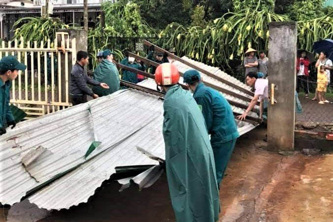 Nhà của người dân bị tốc mái sau mưa lớn. Ảnh: Quang Yên.