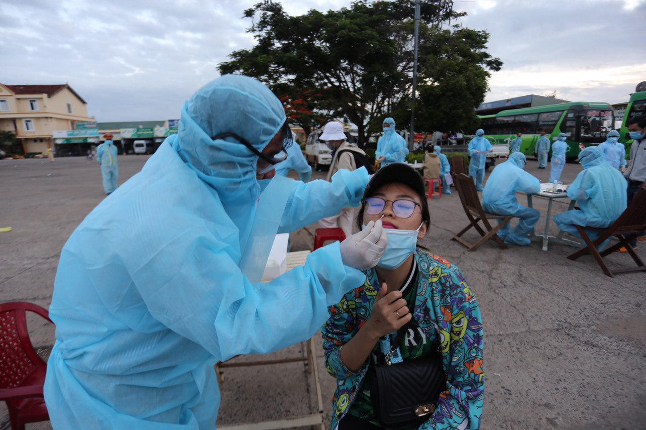 Ngành y tế Gia Lai lấy mẫu xét nghiệm SARS-CoV-2 cho người dân.