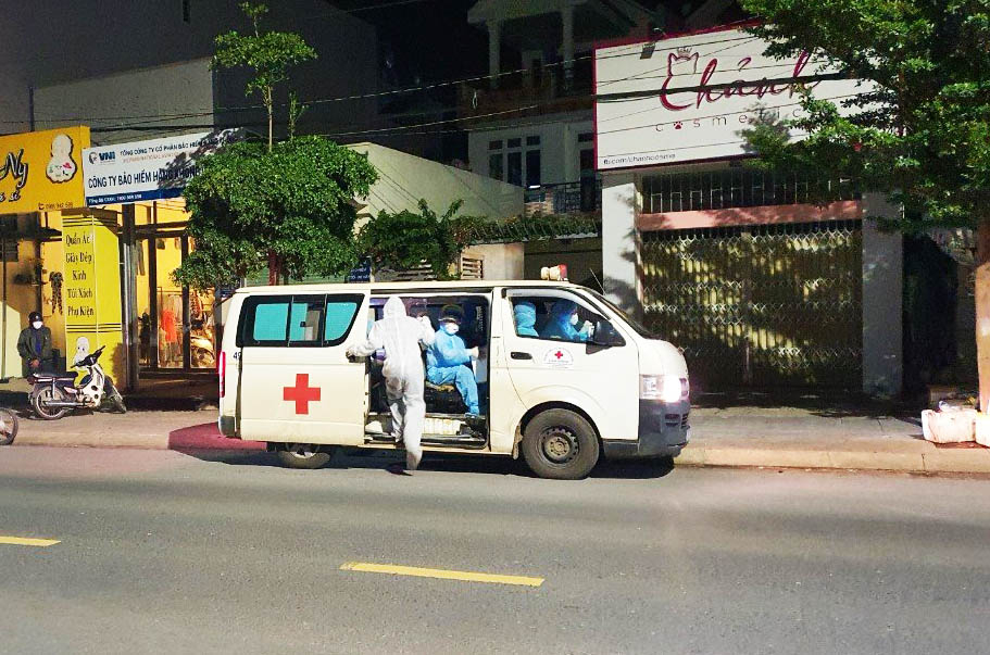 Cơ quan y tế tỉnh Lâm Đồng thực hiện các biện pháp phòng chống dịch trong đêm 7/7 rạng sáng 8/7. Ảnh: L.V.