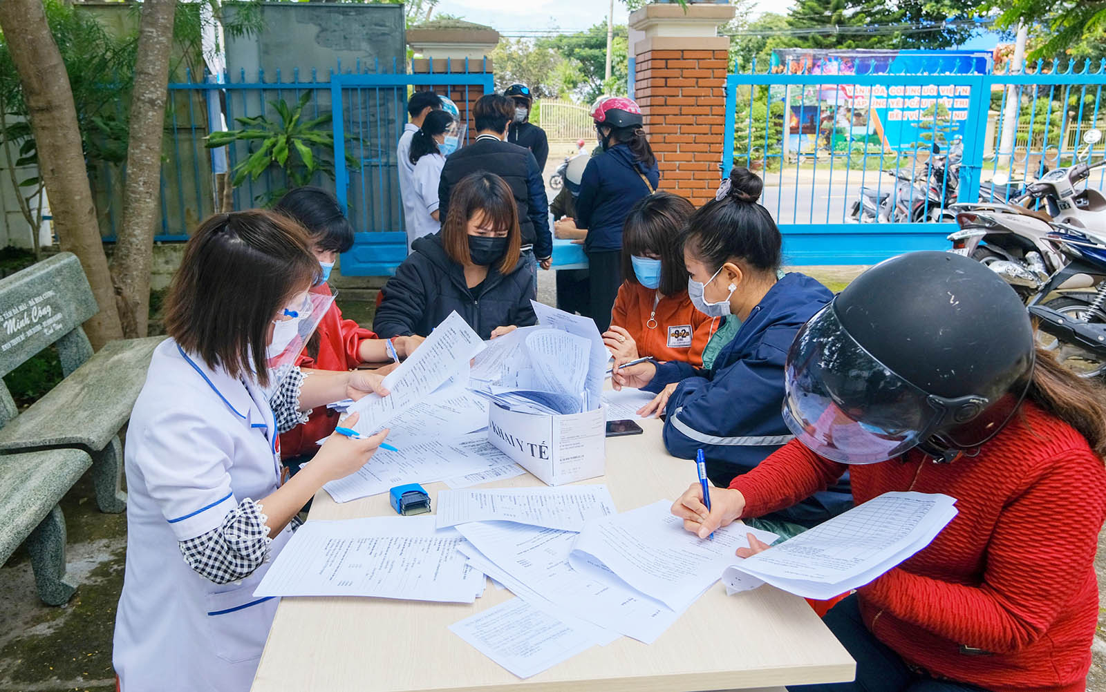 Người dân thị trấn Thạnh Mỹ (huyện Đơn Dương, Lâm Đồng) đến cơ quan y tế khai báo. Ảnh: M.H. 