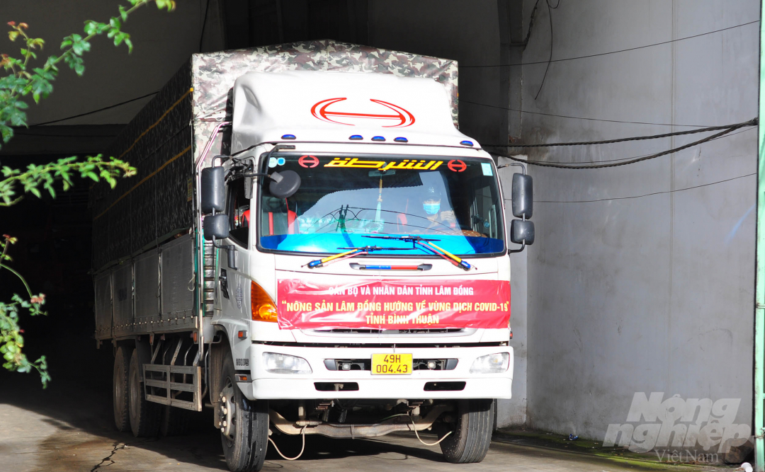 Một xe vận chuyển nông sản từ Đà Lạt về hỗ trợ người dân các vùng ảnh hưởng dịch bệnh Cpvid-19. Ảnh: Minh Hậu.