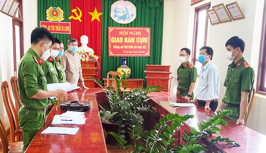 Ông Nguyễn Mậu Dương (áo trắng, bên phải) bị Cơ quan Cảnh sát Điều tra Công an huyện Di Linh bắt giam để điều tra về hành vi Thiếu trách nhiệm gây hậu quả nghiêm trọng. Ảnh: Đ.T.