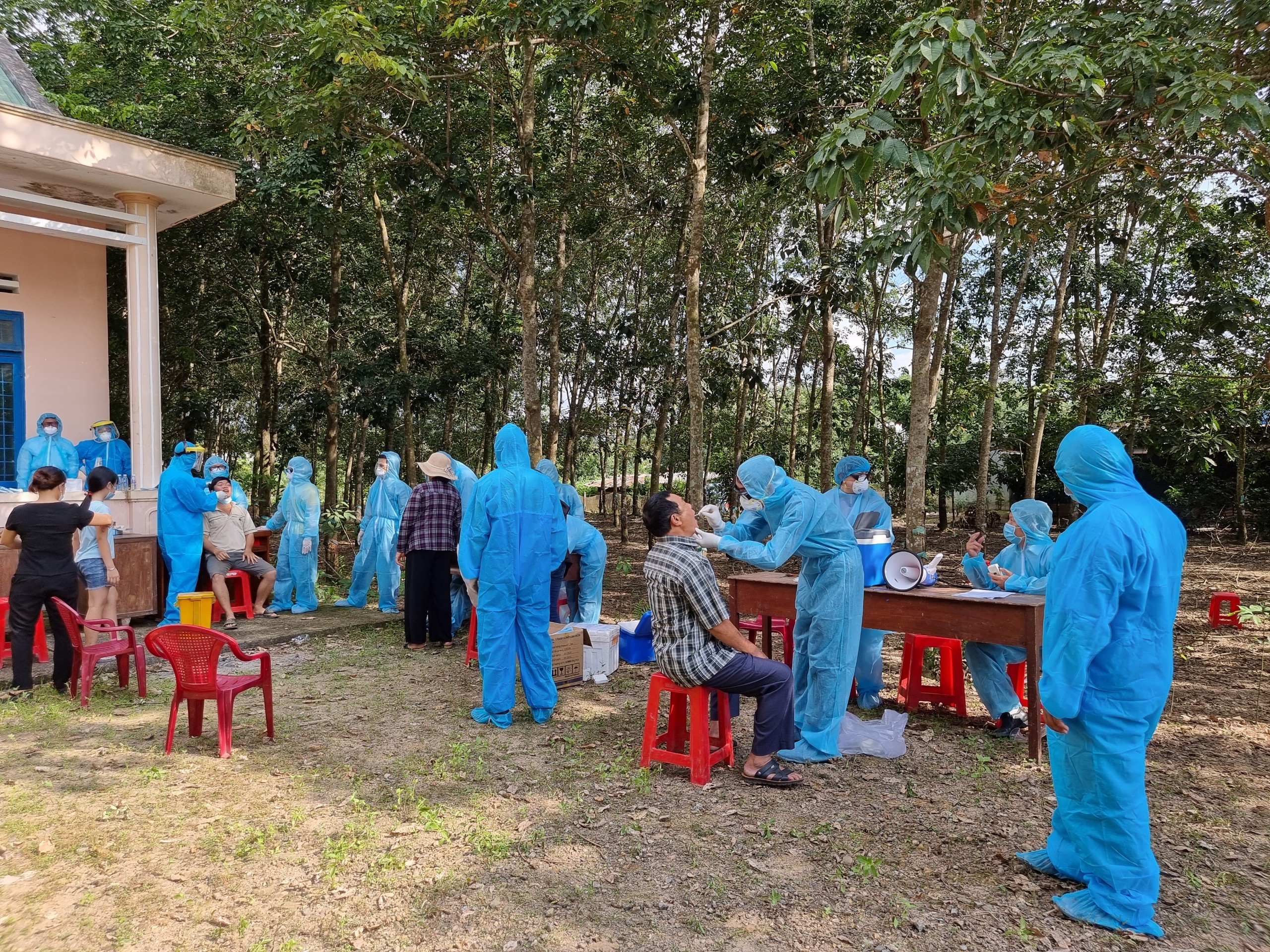 Lực lượng y tế tổ chức lấy mẫu xét nghiệm tại huyện Đạ Tẻh (Lâm Đồng). Ảnh: T.H.