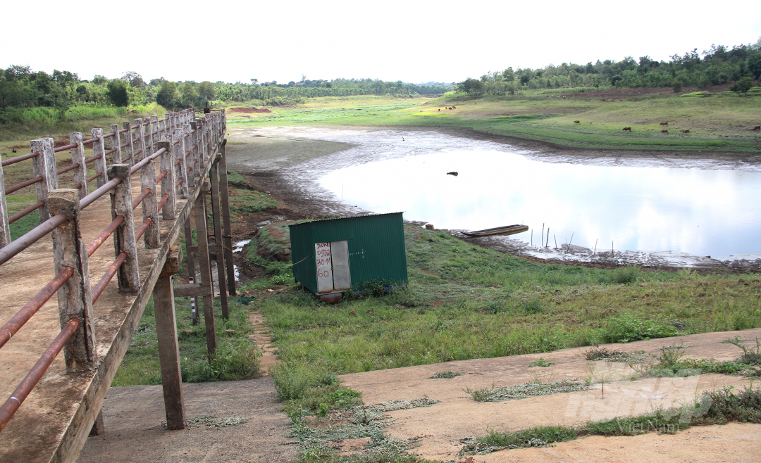 Ảnh hưởng bởi hạn hán, nhiều hồ chứa ở khu vực Tây Nguyên hiện đang cạn nước. Ảnh: Quang Yên.