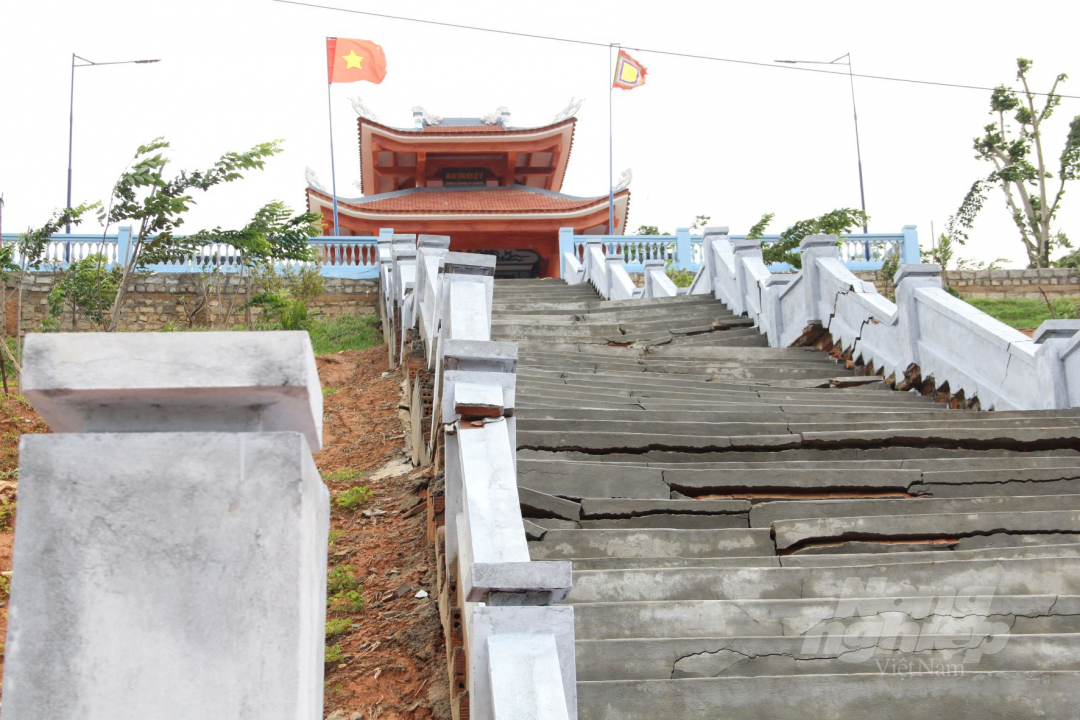Đài tưởng niệm được xây dựng trên diện tích 5.000 m2 tại đồi núi Vọng Phu, xã Cư M'ta, do Ban liên lạc cựu chiến binh Quân đoàn 10 làm chủ đầu tư. Công trình được xây dựng từ nguồn đóng góp của các cựu chiến binh Quân đoàn 10 cùng các mạnh thường quân.