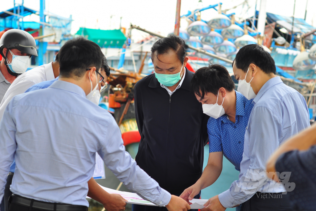 Thứ trưởng Bộ NN-PTNT Phùng Đức Tiến thị sát đầu tư dự án tại Cảng cá Cà Ná. Ảnh: Minh Hậu.
