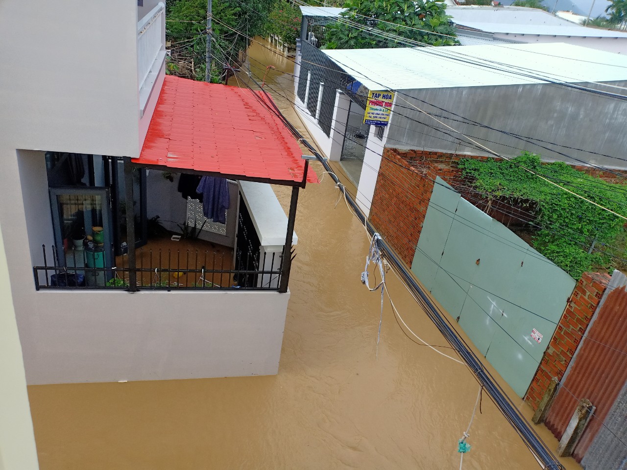 Nhiều nơi ở Nha Trang ngập lụt nặng do mưa lớn. Ảnh: Kim Sơ.