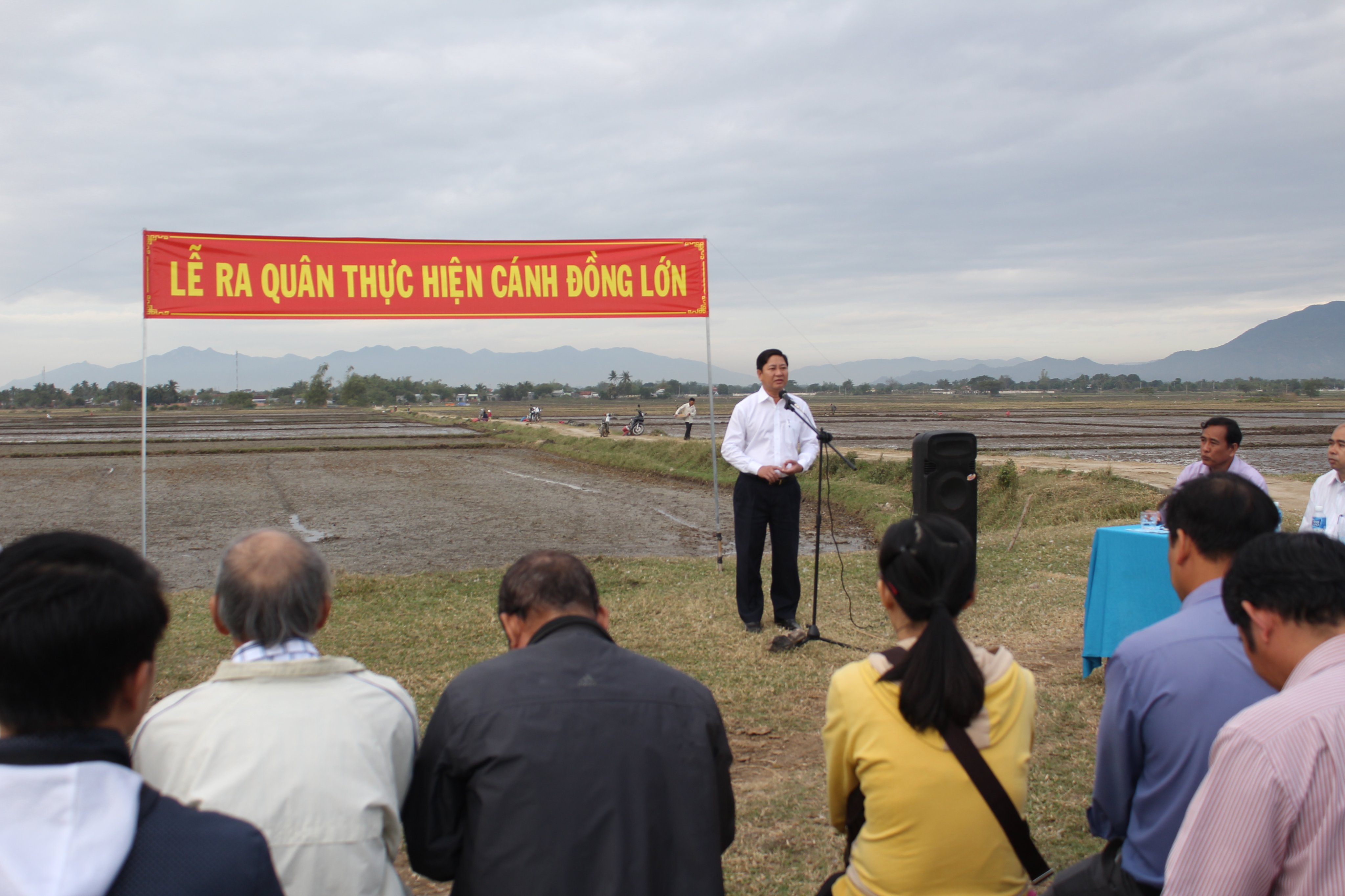 Lãnh đạo UBND tỉnh phát động phong trào sản xuất cánh đồng mẫu lớn giúp tăng thu nhập cho người nông dân.