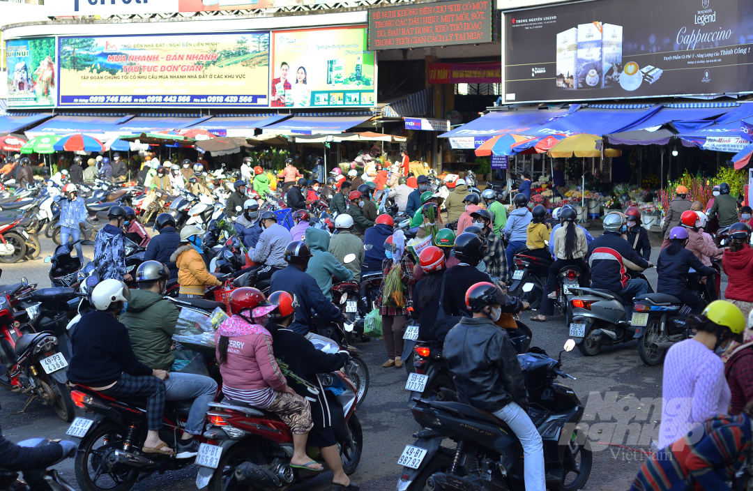 Sáng 29 Tết Nguyên đán Nhâm Dần 2022, người người đổ về chợ Đà Lạt mua sắm khiến không khí nơi đây trở nên nhộn nhịp. 
