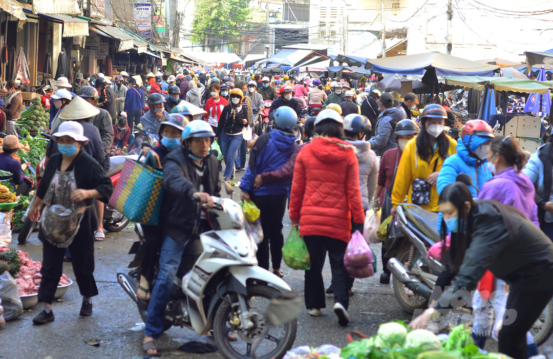 Người dân chen chân ra vào chợ mua sắm Tết.