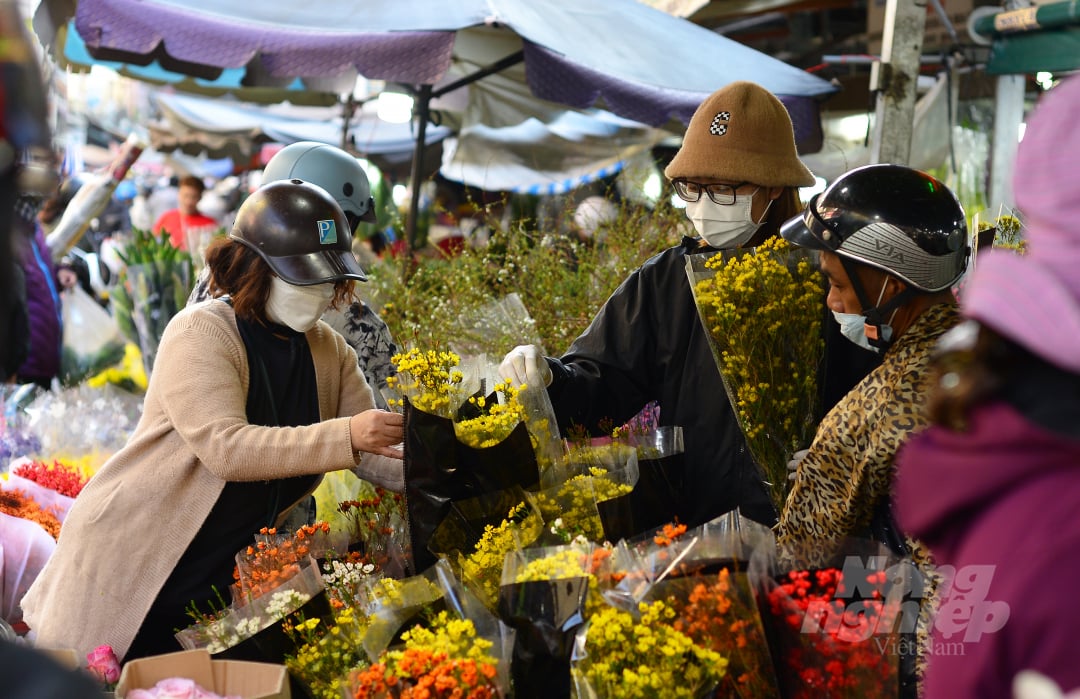 Năm nay, các mặt hàng ở chợ Tết có giá bán ngang với ngày thường. Chỉ một số loại sản phẩm trang trí như hoa tươi có phần đắt hơn do lượng cung từ nhà vườn ít hơn năm ngoái. 