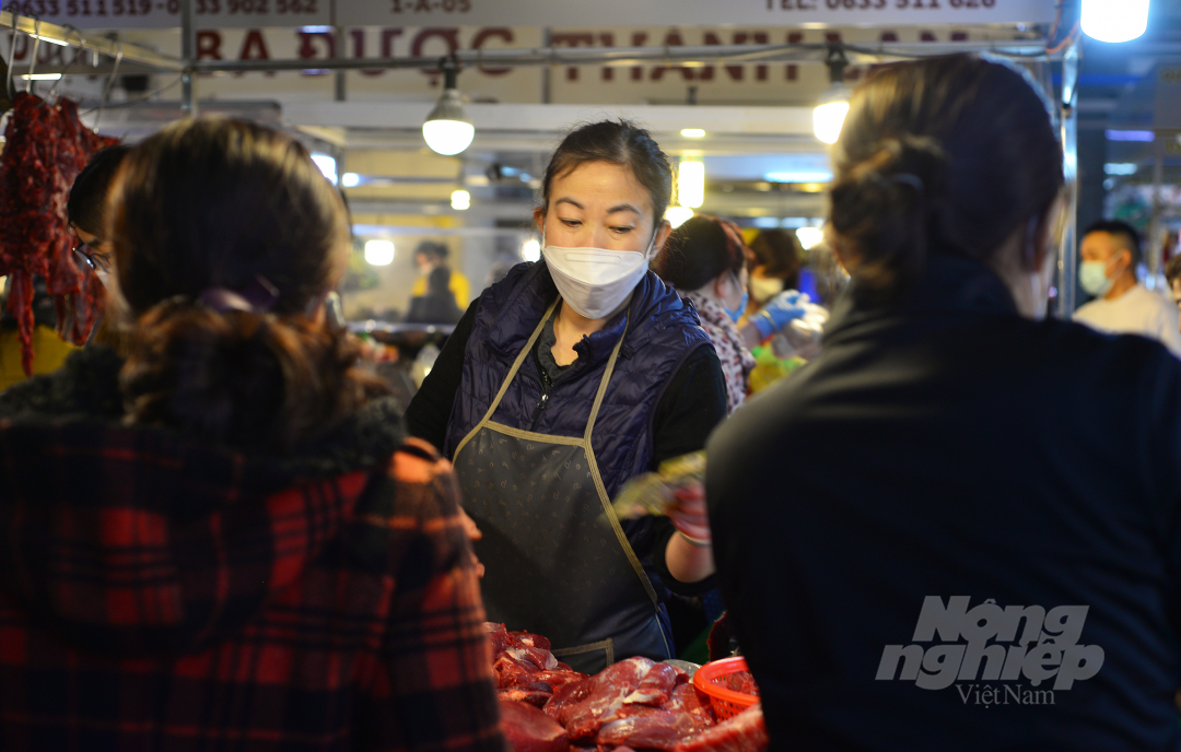 Bà Nguyễn Thị Sa, chủ quầy thịt bò ở chợ cho hay bà mở cửa hàng từ rạng sáng và dự kiến bán hết chiều 29 Tết. Giá không tăng, không giảm so với thường lệ nhưng lượng người mua cao nên nữ tiểu thương phải 'điều động' thêm người phụ bán hàng.