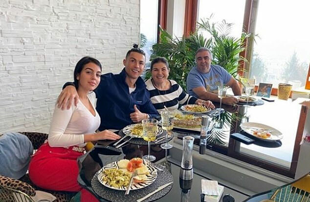 Ronaldo và gia đình đang nghỉ tại quê nhà Madeira. Ảnh: Instagram.