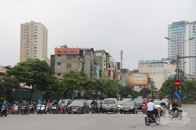Con phố Tây Sơn vẫn đông đúc xe cộ vào giờ tan tầm như những ngày chưa có lệnh cách ly xã hội. 