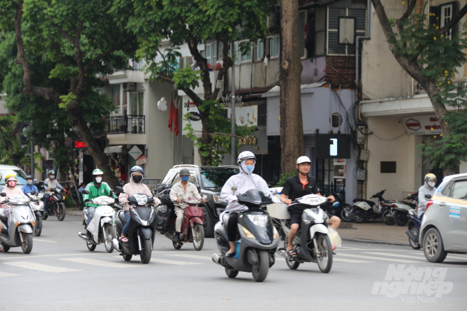 Nền nhiệt độ phổ biến tại Hà Nội trong 5 ngày tới là 37-40 độ, có nơi trên 40 độ. Ảnh: Phạm Hiếu.