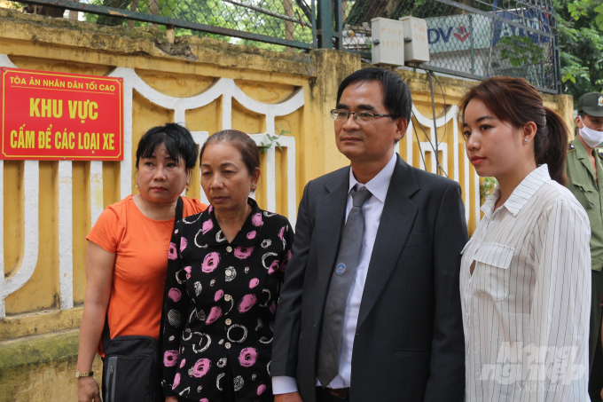 Luật sư Trần Hồng Phong cùng thân nhân Hồ Duy Hải. Ảnh: Phạm Hiếu.