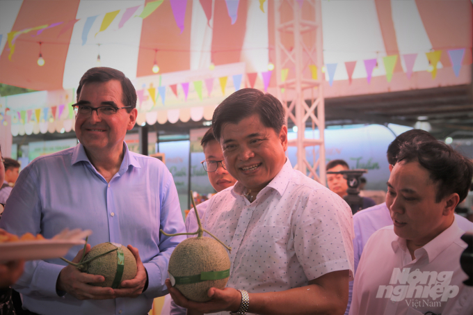 Thứ trưởng Bộ NN-PTNT Trần Thanh Nam (giữa) đánh giá cao chất lượng nông sản tại phiên chợ. Ảnh: Phạm Hiếu.