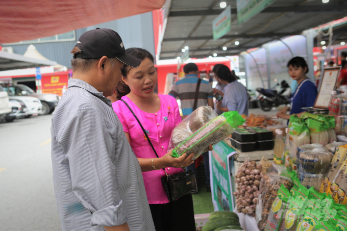 Phiên chợ Nông sản cuối tuần được lấy cảm hứng từ phiên chợ JingJai nổi tiếng tại Thái Lan. Ảnh: Phạm Hiếu.