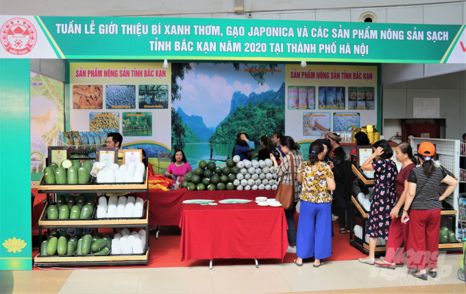 Tuần lễ giới thiệu bí xanh thơm, gạo Japonica và các sản phẩm nông sản sạch tỉnh Bắc Kạn năm 2020 tại Hà Nội. Ảnh: Phạm Hiếu.