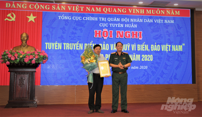 Thượng tướng Trần Quang Phương trao giải Nhất cho tác giả Trịnh Bá Quát. Ảnh: Phạm Hiếu.