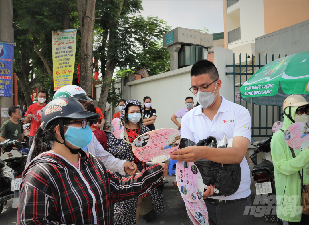 Thời tiết Hà Nội sáng nay có nắng và khá nóng. Trên tay những ông bố, bà mẹ đợi con lúc nào cũng phe phẩy chiếc quạt. 