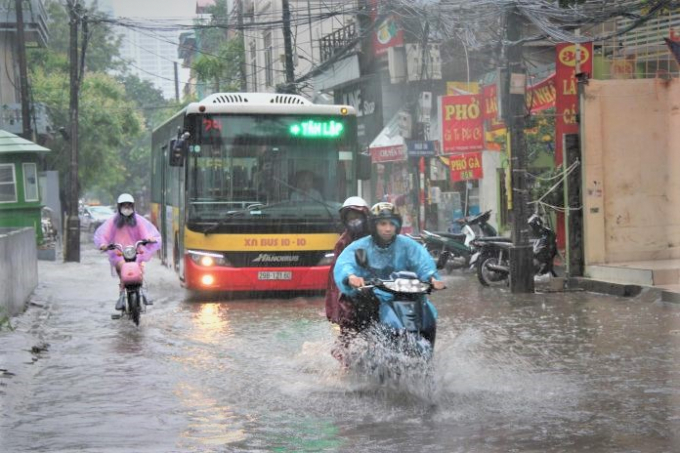 Thủ đô Hà Nội được cảnh báo có nguy cơ ngập úng cục bộ trong đợt mưa lớn.