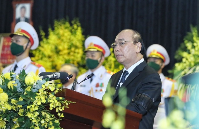 Thủ tướng Nguyễn Xuân Phúc đọc lời điếu nguyên Tổng bí thư Lê Khả Phiêu. Ảnh: Giang Huy.