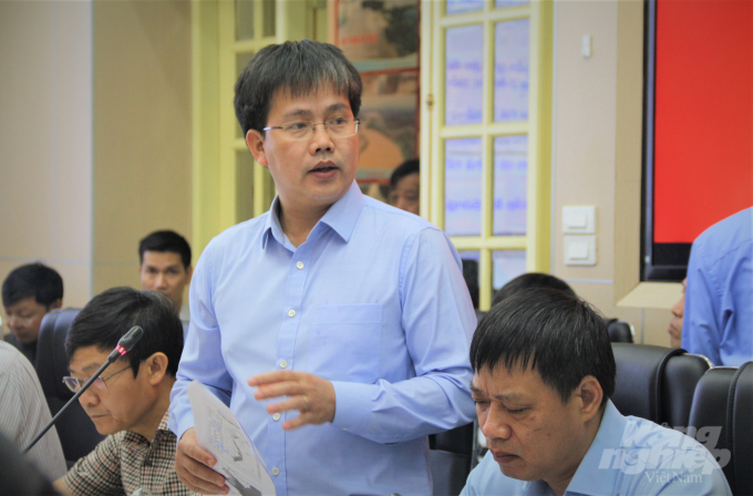 Giám đốc Trung tâm Dự báo Khí tượng thủy văn Quốc gia Mai Văn Khiêm báo cáo tại cuộc họp. Ảnh: Phạm Hiếu.