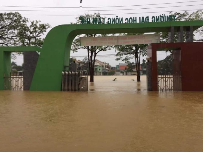 Các điểm trường tại miền Trung đều bị ngập lụt do mưa lũ.