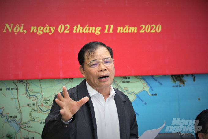 Bộ trưởng Bộ NN-PTNT Nguyễn Xuân Cường nhấn mạnh cần liên tục dự báo diễn biến bão số 10 để đưa ra các phương án ứng phó kịp thời. Ảnh: Phạm Hiếu.