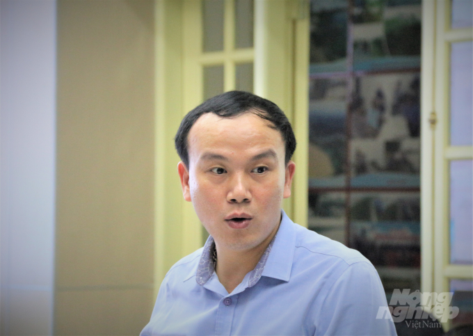 Ông Hoàng Phúc Lâm, Phó Giám đốc Trung tâm Dự báo Khí tượng thủy văn Quốc gia báo cáo tại cuộc họp. Ảnh: Phạm Hiếu.